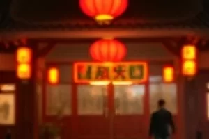 海雾里的灯塔封面，被海雾包住的灯塔与无人堤岸