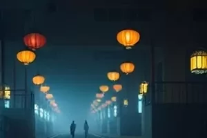 雨停之前封面，雨幕中的旧街区与唯一亮着的窗